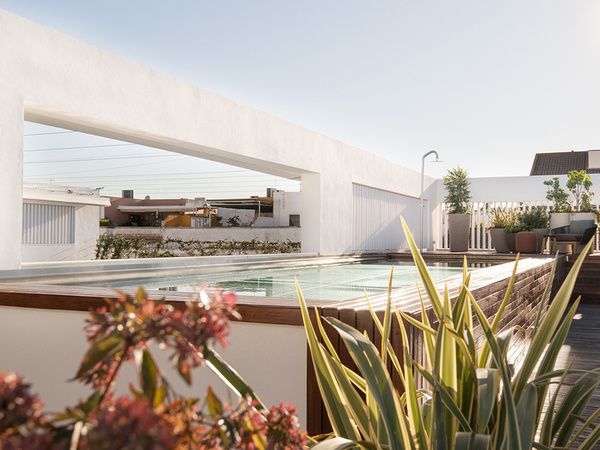 hotel mercer sevilla piscina exterior con plantas