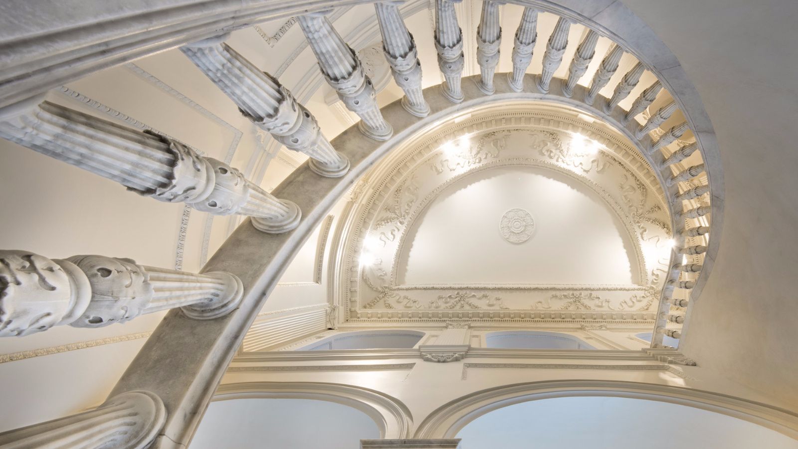 Escaleras del Hotel Mercer Sevilla