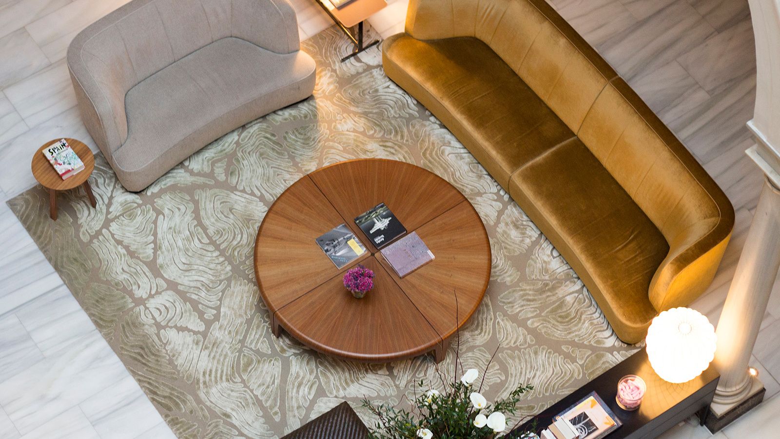 Table with sofas at the Hotel Mercer Sevilla 