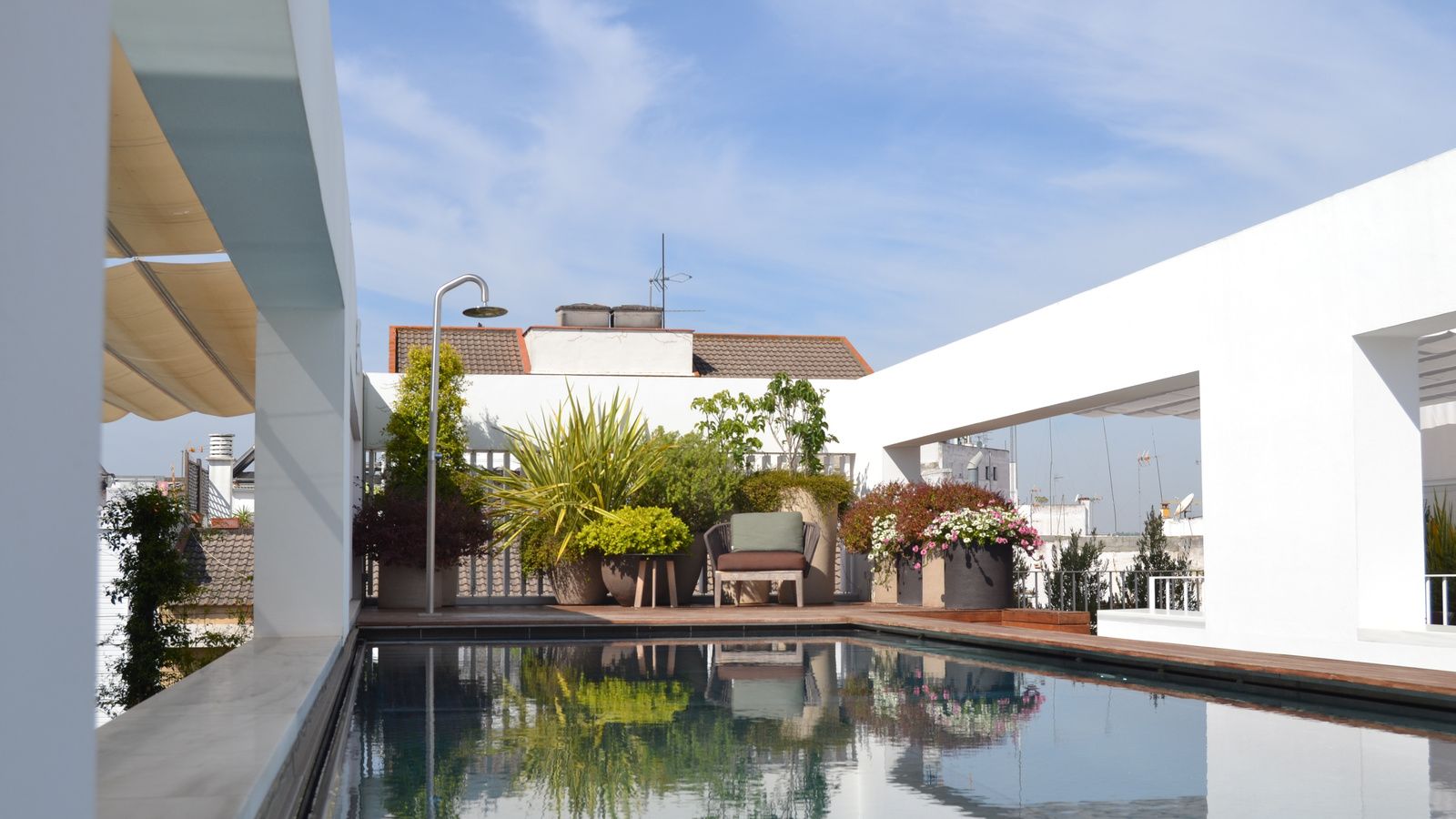 Terraza y piscina del Hotel Mercer Sevilla en el Barrio del Arenal