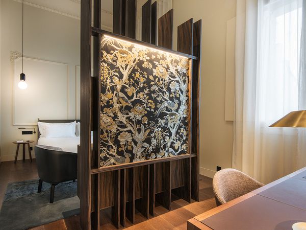 Hotel Mercer Sevilla: desk and decoration of the Deluxe Room