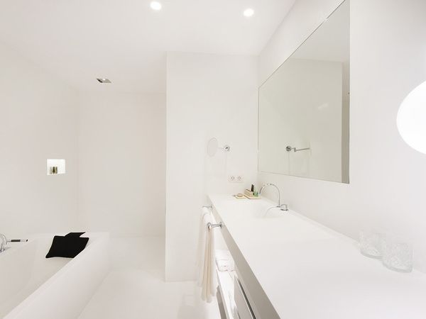 Hotel Mercer Sevilla bathroom and bathtub in suite room