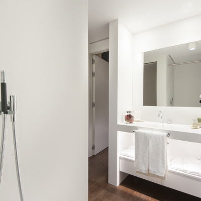 Bathroom and shower in the deluxe room of the Mercer Sevilla Hotel 