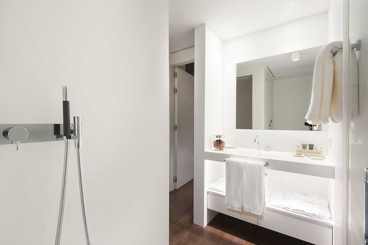  Hotel mercer sevilla bathroom and shower deluxe room