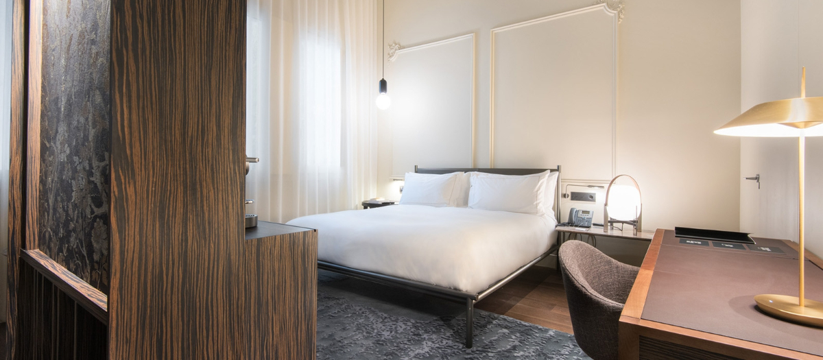Grand lit double dans la chambre de luxe de l'Hôtel Mercer Sevilla
