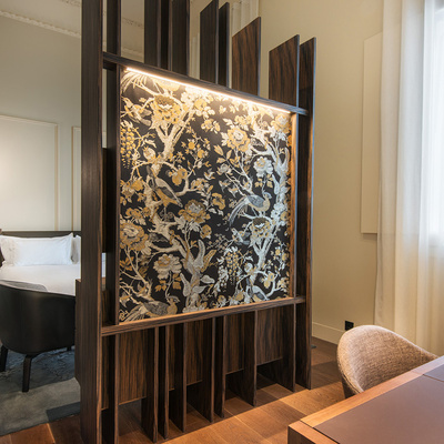 Hotel Mercer Sevilla: desk and decoration of the Deluxe Room