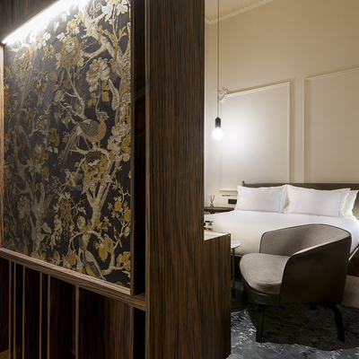 Decoration of the bookshelf of the Deluxe Room in the Mercer Sevilla Hotel