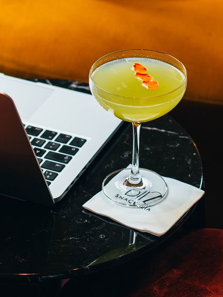 hotel mercer sevilla Fizz Bar cocktail and laptop