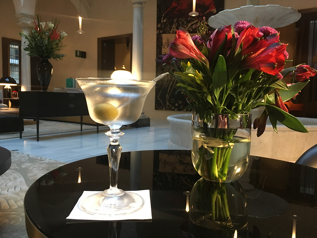 Hôtel mercer sevilla Hall Bar cocktail et fleurs
