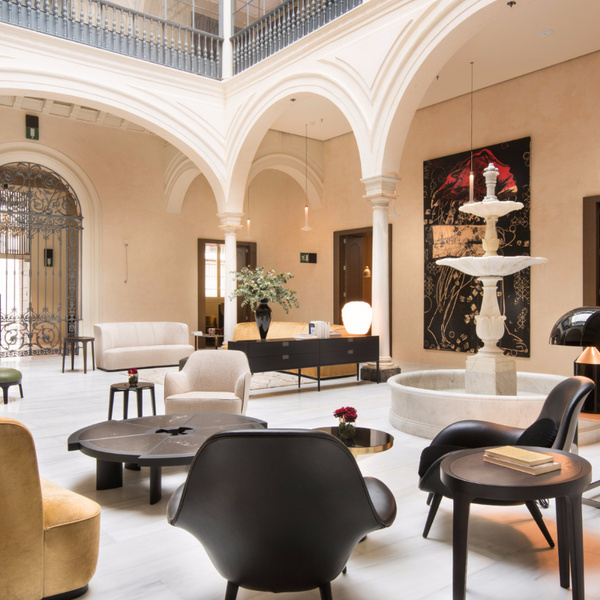 Décoration de la fontaine intérieure de l'Hôtel Mercer Sevilla